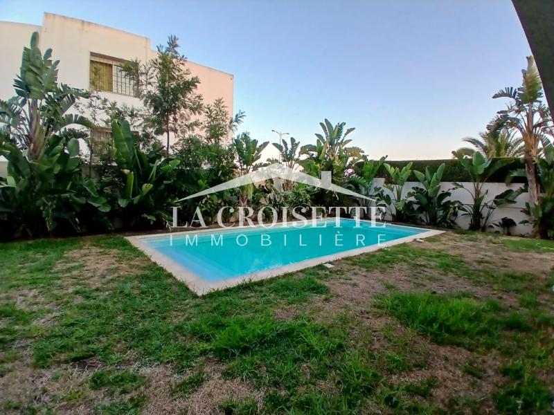 Villa S+8 avec piscine au Lac 2